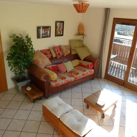 Tom's Huette Apartman *