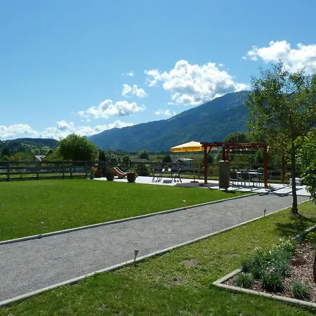 Tom's Huette Apartman *